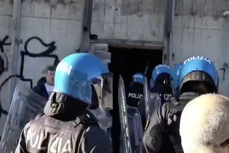 Die Polizei nahm fünf Männer fest, die die Frau offenbar misshandelt haben sollen.
