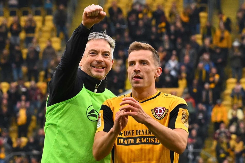 Der Mann des Spiels: Nicht nur Athletiktrainer Matthias Grahe (57, l.) feierte Niklas Hauptmann (30).