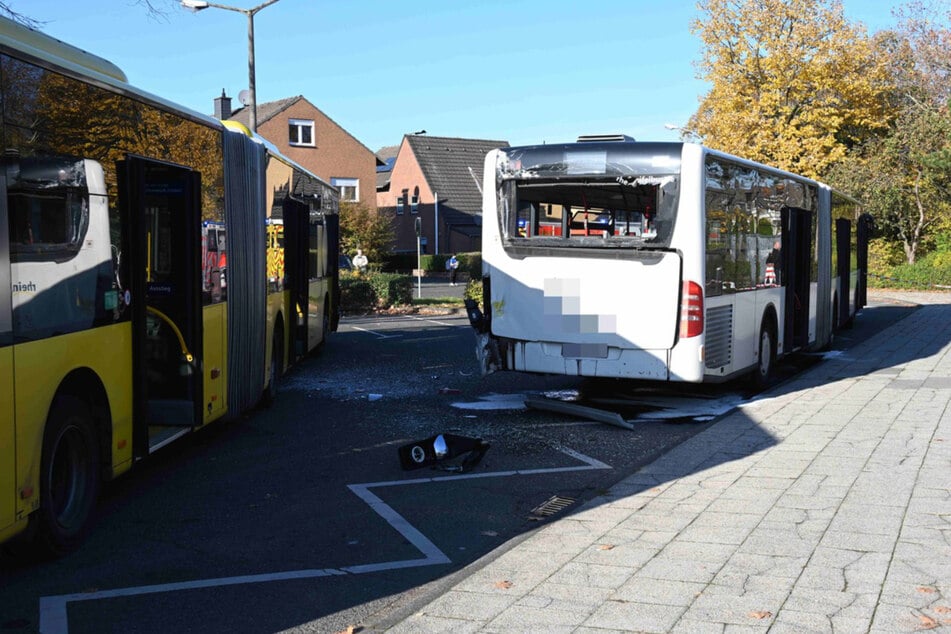 Warum der Gelenkbus mit dem Heck eines anderen Busses kollidierte, ist bislang unklar.
