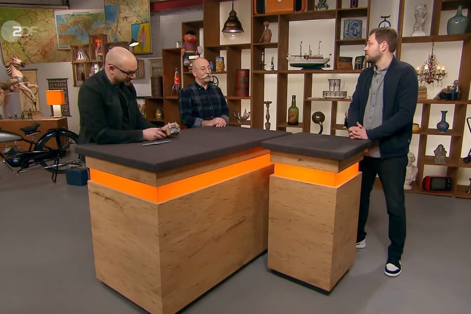 Bankbetriebswirt Simon möchte bei "Bares für Rares" ein kurioses Objekt verkaufen.