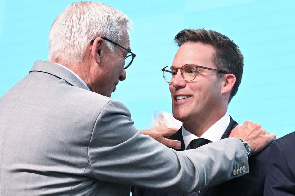 Manuel Hagel (37, CDU, r.) wird vom Südwest-Innenminister Thomas Strobl (65, CDU) beglückwünscht.