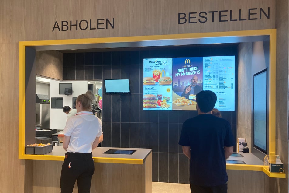 Bestellungen können per App, am Bestellterminal oder gewöhnlich an der Kasse aufgegeben werden.