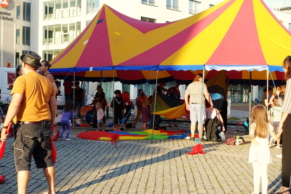 Am Huygensplatz können sich Kinder beim Mitmach-Zirkus "Klatschmohn" austoben.
