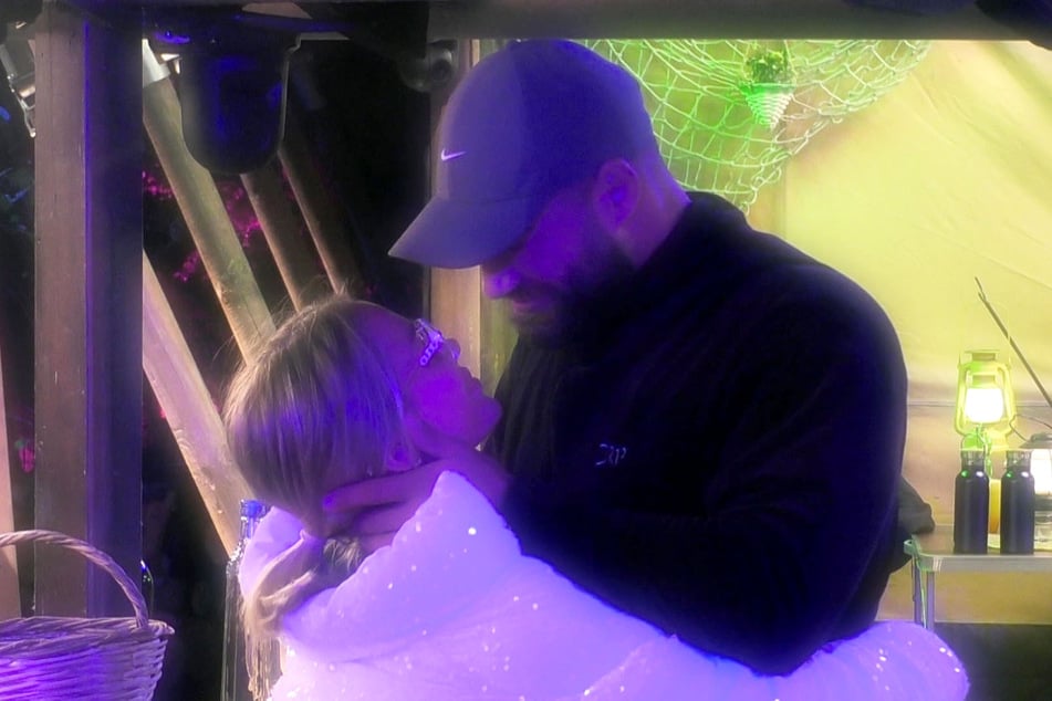 So romantisch die Situation auch aussieht - doch zwischen Aleks Petrovic (35) und Emmy Russ (26) ist es anschließend richtig eskaliert.