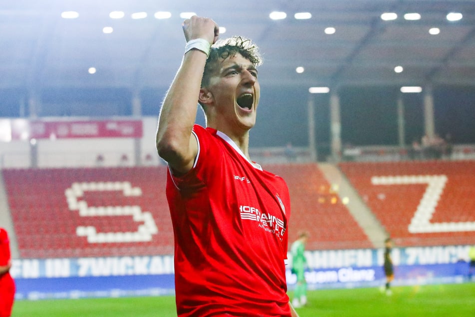 Lukas Eixler (21) jubelt! Er schoss in Babelsberg seinen ersten Elfmeter für den FSV - und traf zur 1:0-Führung.