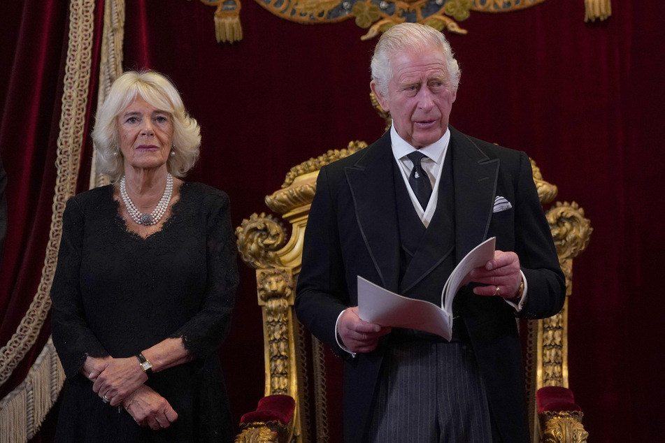 Der neue britische König, Charles III. (73), hat die Bedeutung seiner Frau, Königin Camilla (75), hervorgehoben.