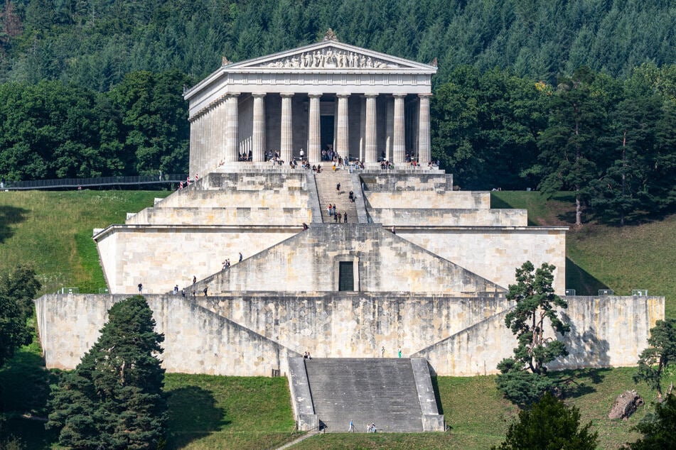 Die Walhalla wurde zwischen 1830 und 1842 errichtet. In der Ruhmeshalle werden bedeutende Persönlichkeiten geehrt. (Archivfoto)