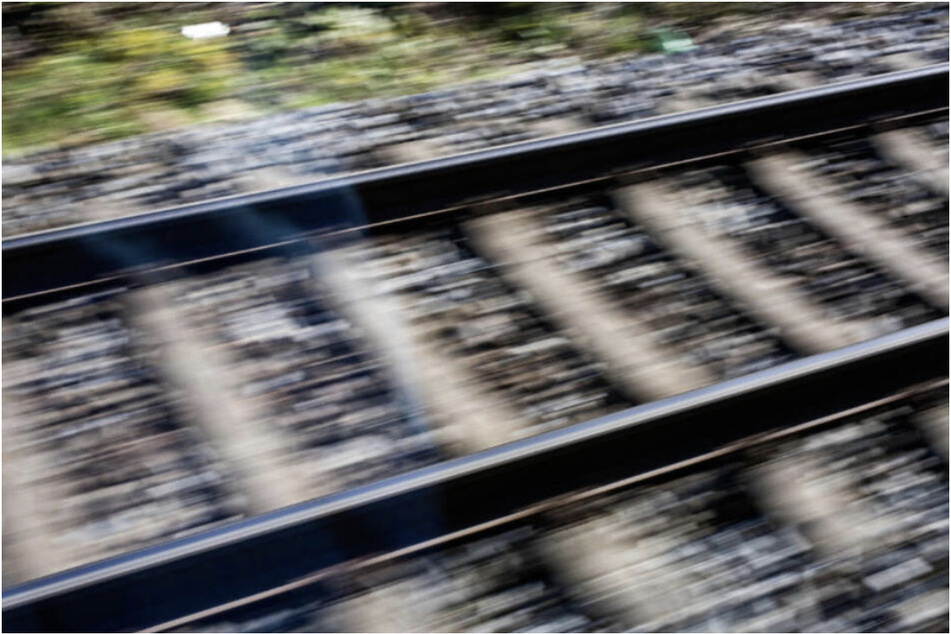 Nahe der Gleise kann eine gefährliche Sogwirkung entstehen, wenn Züge einfahren. (Symbolbild)