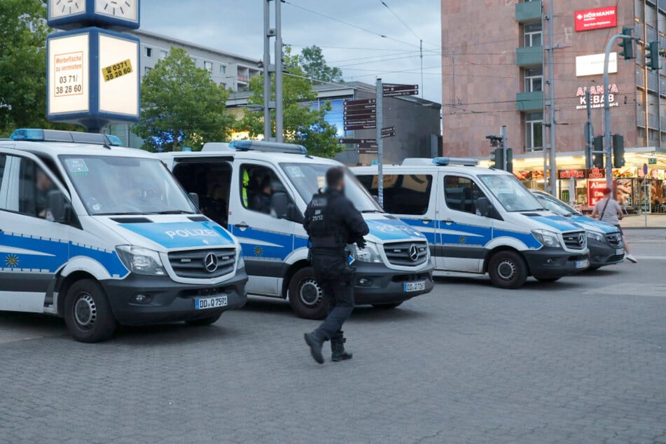 An der Kreuzung Straße der Nationen/Brückenstraße machte am Mittwochabend ein Schwerverletzter auf sich aufmerksam. Zu der zeit sicherte die Polizei eine Versammlung ab.