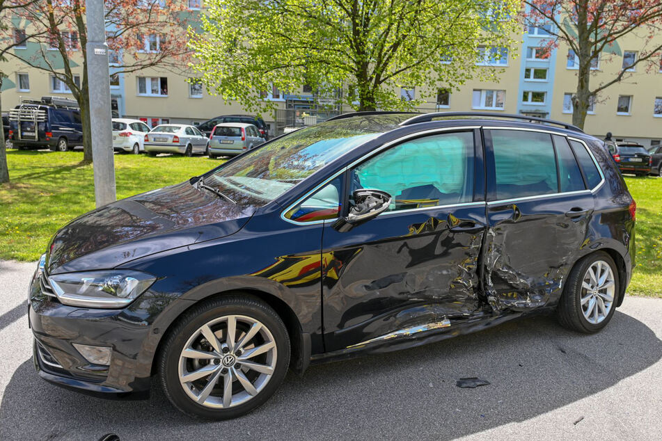 Dem VW Touran war der Fabia augenscheinlich mit voller Wucht in die linke Seite gekracht.