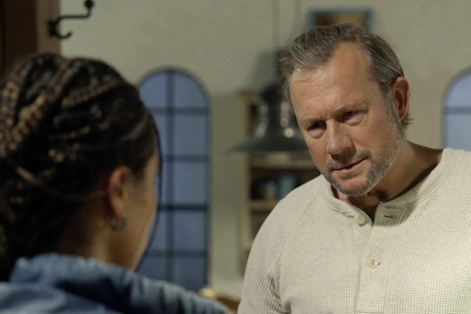 Ellie hat ihre Bewerbungsunterlagen gefälscht. Michael (Hanno Friedrich, 59) ist schockiert und stellt ihr ein Ultimatum.