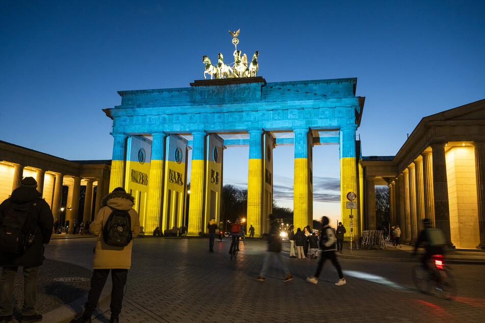 Kurz nach Beginn der russischen Invasion erstrahlte das Brandenburger Tor in den Farben der ukrainischen Nationalflagge. Stehen die Deutschen immer noch hinter der Ukraine?