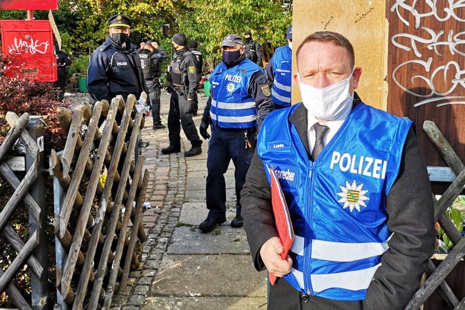 "Keine Personen im Haus": Polizeisprecher Marko Laske am Hofeingang.