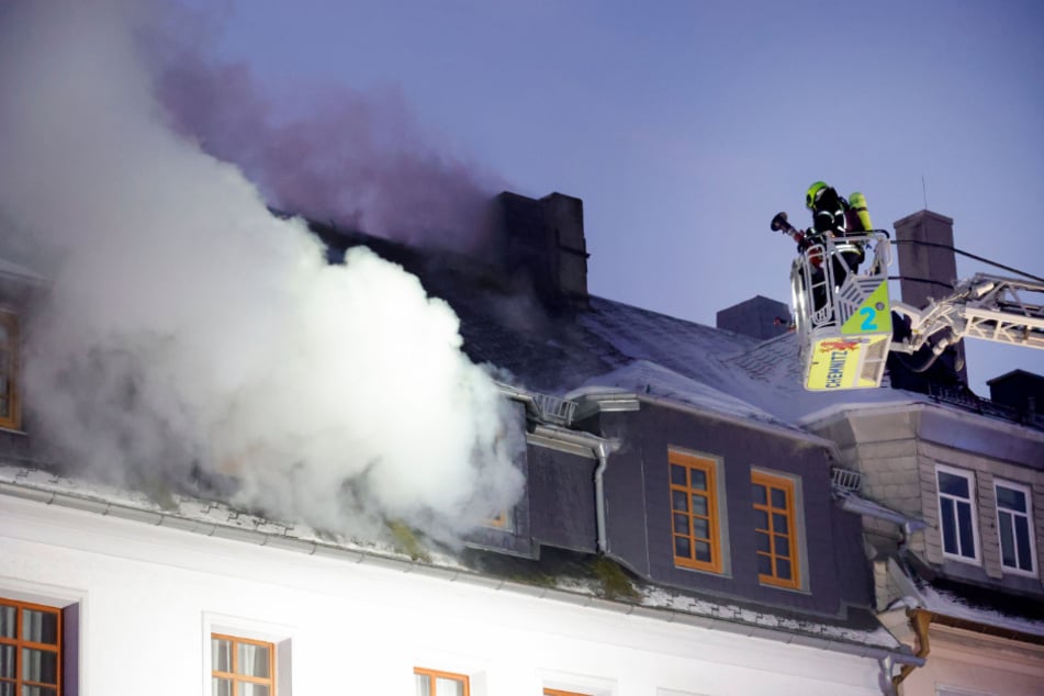 Chemnitz: Wohnungsbrand in Chemnitz: Sieben Bewohner evakuiert