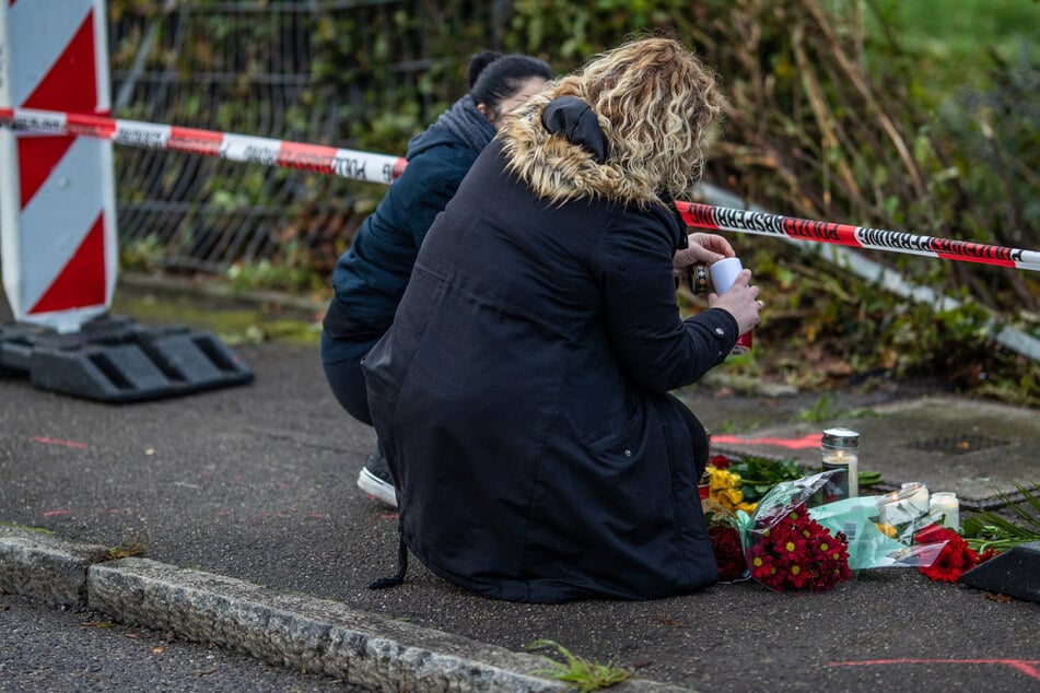 Die Mutter und ihre Söhne waren von einem Auto auf dem Gehweg erfasst worden. Am Unfallort wurden Blumen niedergelegt und Kerzen angezündet.