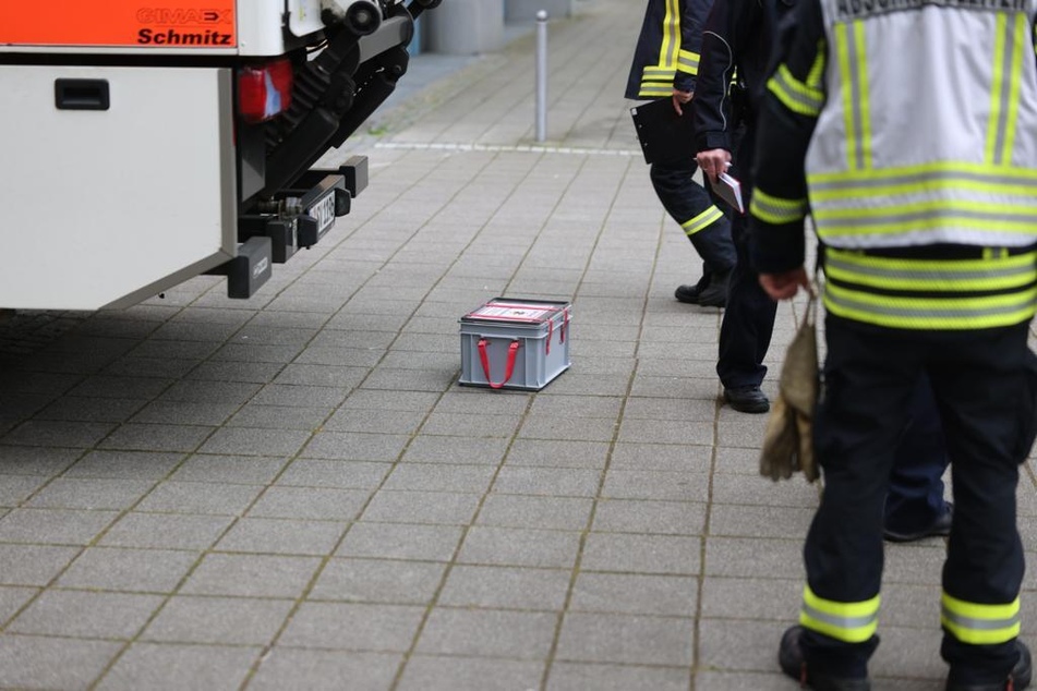 Die Feuerwehr Leipzig verwahrte den Umschlag sicher. Die genaue Stoffbestimmung ist noch abzuwarten.