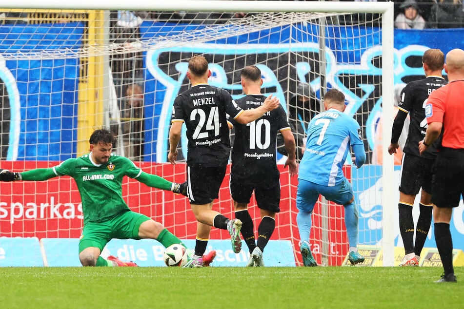 Tim Schreiber (22, l.) sah in München nicht immer gut aus, aber hier verhinderte er in der 86. Minute das 3:3, pariert den Schuss von Julian Guttau (24) mit dem Fuß.