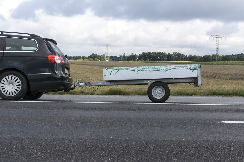 Bei voller Fahrt koppelte der Beifahrer den Hänger ab. (Symbolbild)