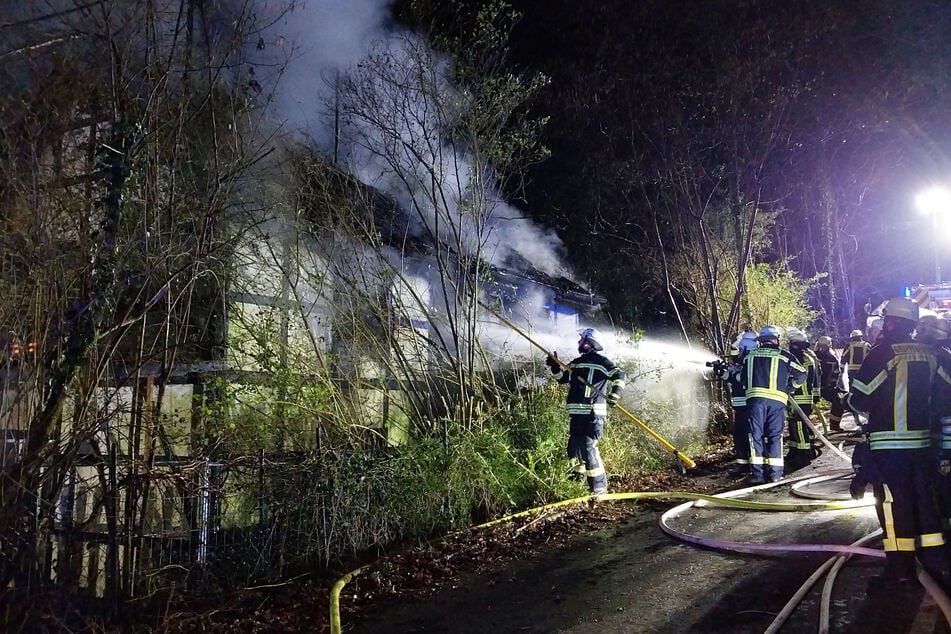 Insgesamt 73 Feuerwehrleute waren über mehrere Stunden mit dem Löschen der Flammen beschäftigt.