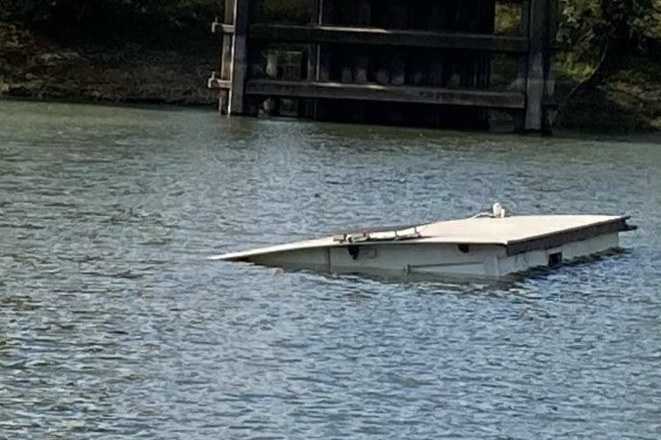 Versunkenes Hausboot im Baggersee: Besitzer steht vor einem Rätsel