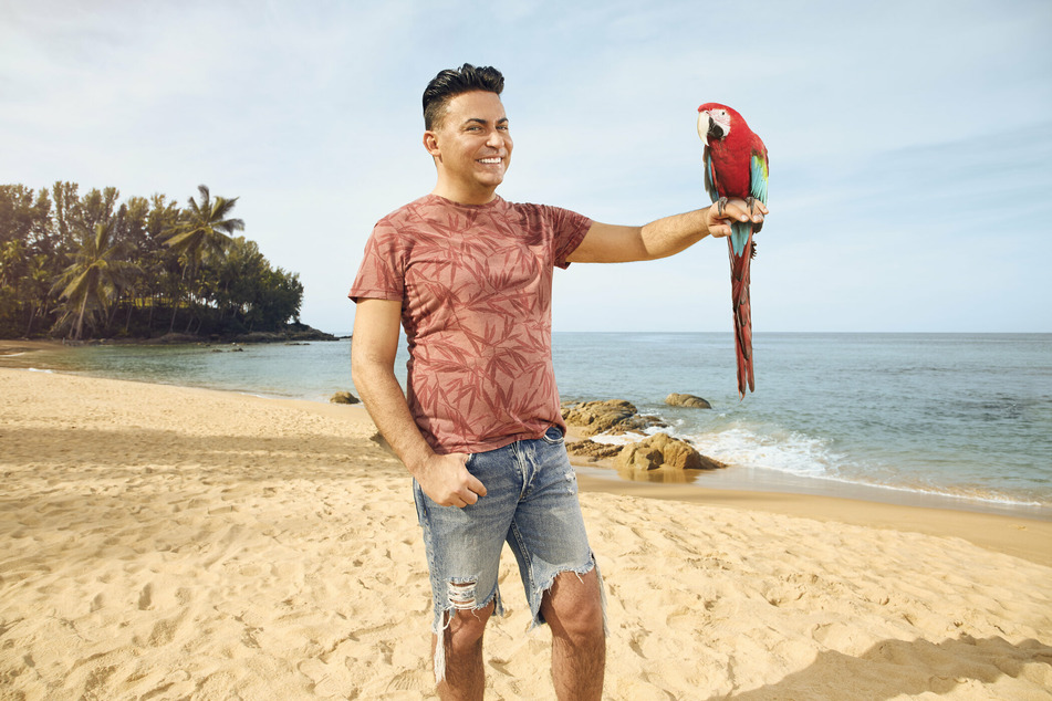 Mit einem strahlenden Fake-Lächeln begibt sich Paradiesvöglein Matthias Mangiapane (36) auf die Trash-Reise.