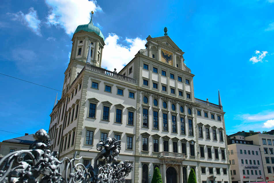 Das historische Rathaus von Augsburg: Die Stadt bekommt für ihren Kampf gegen den Extremismus 90.000 Euro vom Bund.