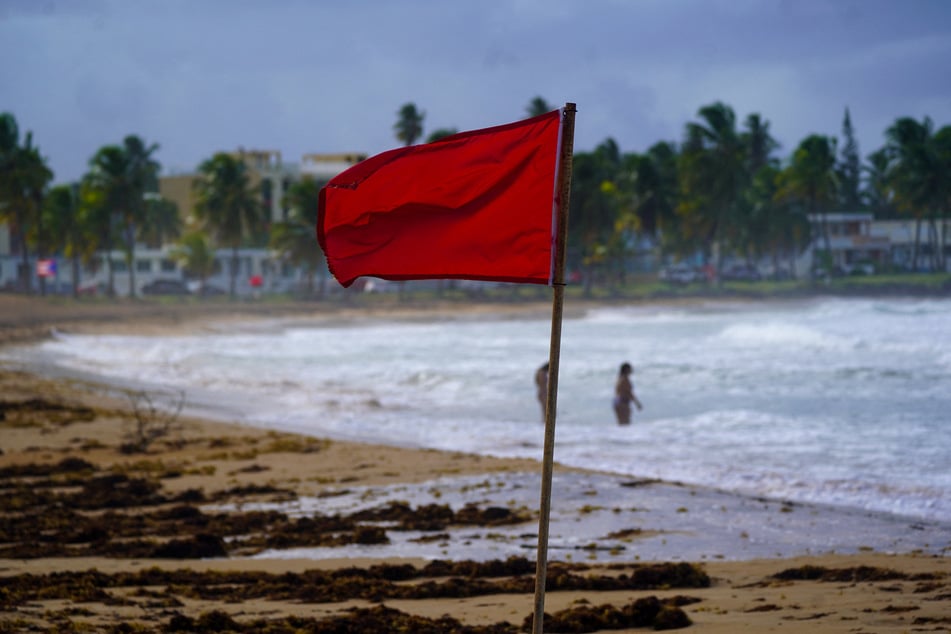 Despite all the warnings, the tourist (†43) wanted to get into the water. (symbolic image)