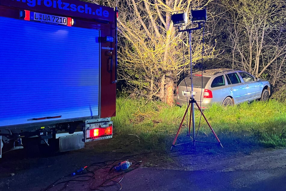 Der Skoda war von der Fahrbahn abgekommen, mit einem Baum sowie einem Begrenzungsstein kollidiert.