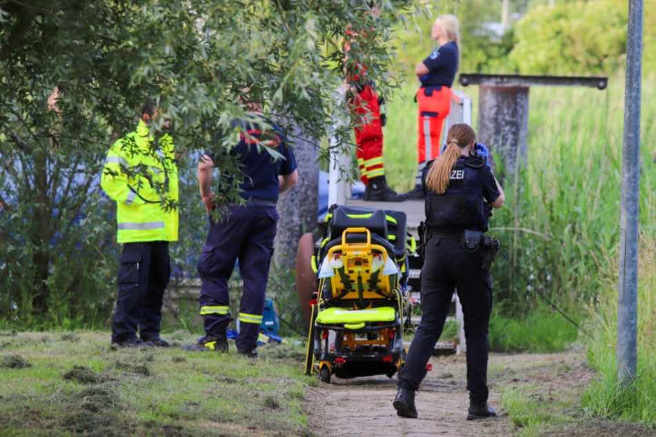 In der Elbe bei Haselau wurde am Dienstagabend die Leiche eines Mannes gefunden. Die Polizei ermittelt.