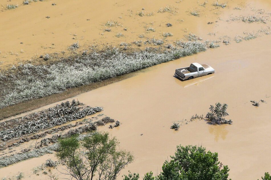 Die Überschwemmungen in Kentucky sind noch immer verheerend. Auf dieser Luftaufnahme ist ein Auto von Hochwasser umgeben.