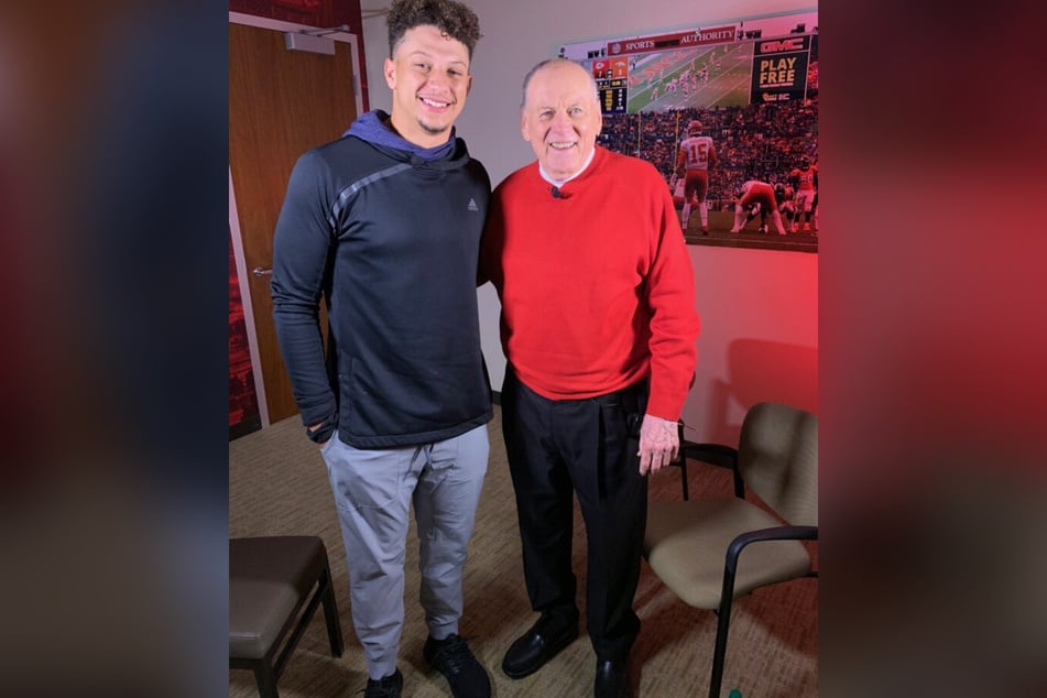 Current Kansas City Chiefs quarterback Patrick Mahomes (l) pictured with Kansas City Chiefs Hall of Fame quarterback Len Dawson-