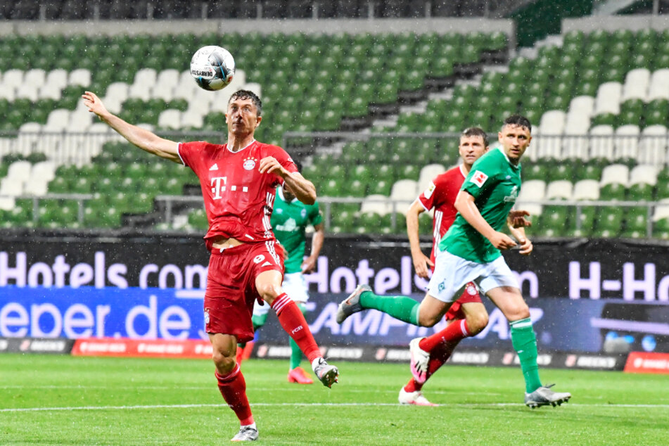 Große Lobby! Der FC Bayern München, hier Robert Lewandowski am Ball, darf auf Grund der Belastung in der Champions League auf eine späteren Einstieg in die neue Saison hoffen.