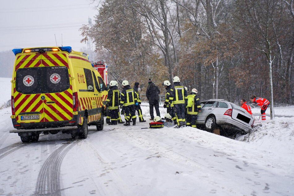 Im Landkreis Bautzen landete ein Mercedes im Straßengraben.