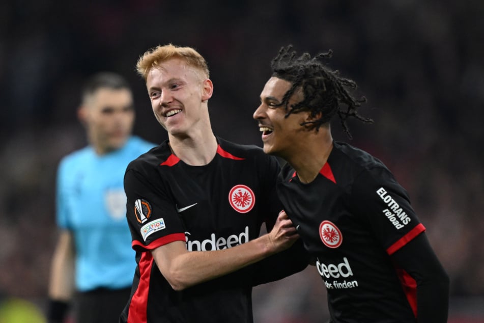 Hugo Larsson (20, l.) steht auf dem Zettel von Real Madrid. Verlässt er die Eintracht schon in diesem Sommer?