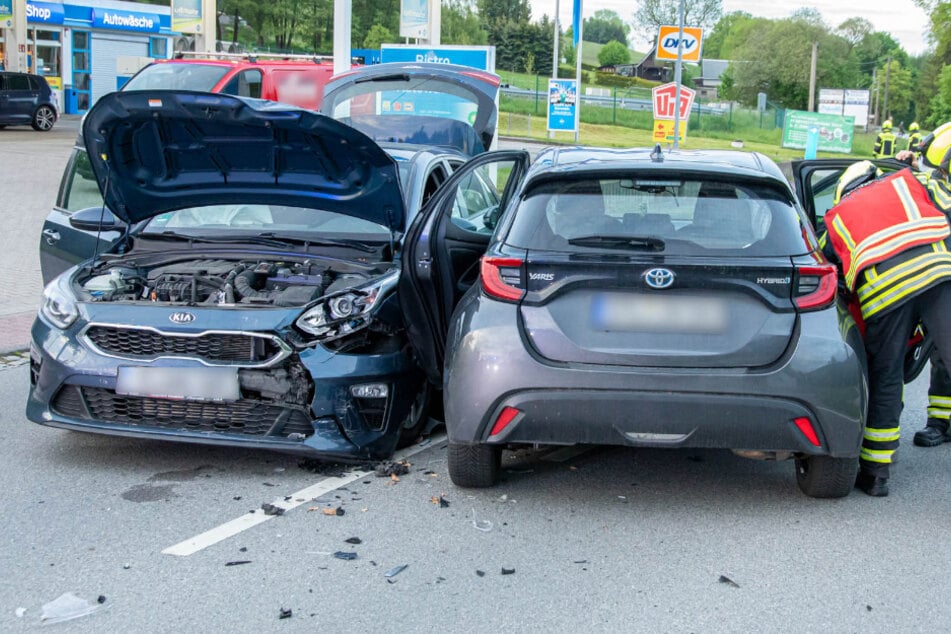 Crash im Erzgebirge: Kia und Toyota krachen zusammen