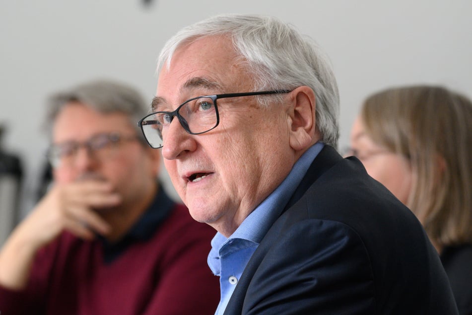 Finanzminister Michael Richter (71, CDU) hofft, das Wertpapier wird mit Sachsen-Anhalts Schuldenberg helfen.