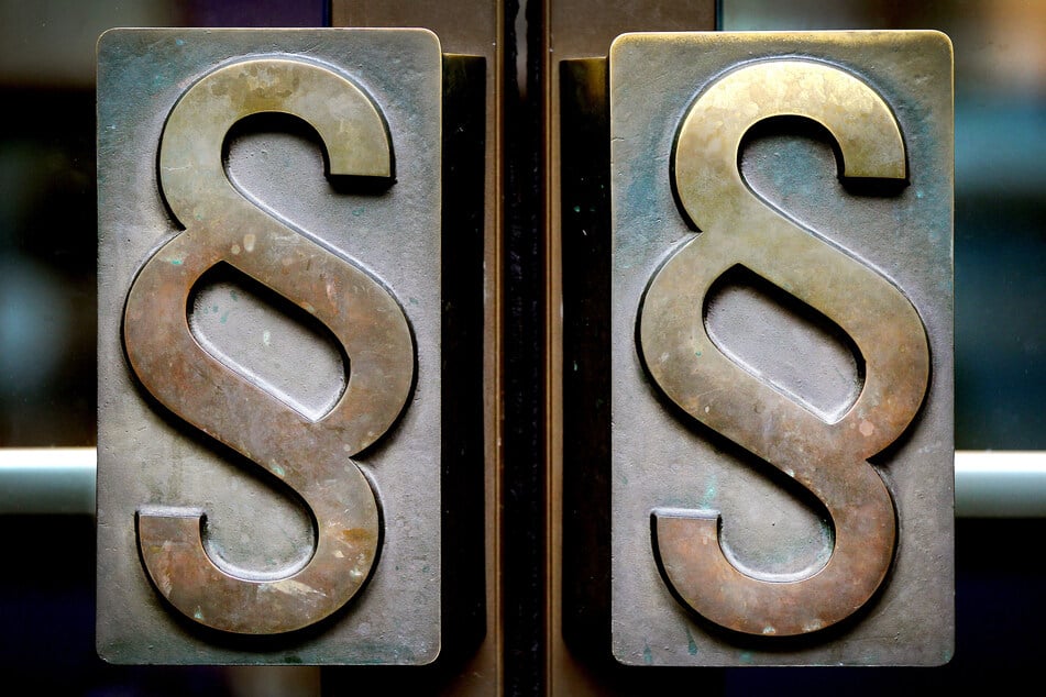 Nach dem mutmaßlichen Mord an seinen eigenen Eltern muss sich der 48-Jährige vor dem Schwurgericht in Bonn verantworten. (Symbolfoto)