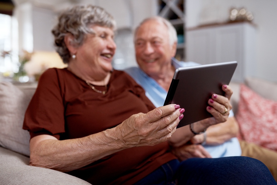 Um mit den Liebsten in Kontakt zu bleiben, ist ein Senioren-Tablet eine gute Geschenkidee.