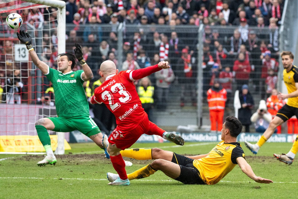 Dynamos Schlussmann Tim Schreiber (22) war immer wieder zur Stelle - wie hier beim Schuss von Cottbus-Akteur Maximilian Krauß (28).