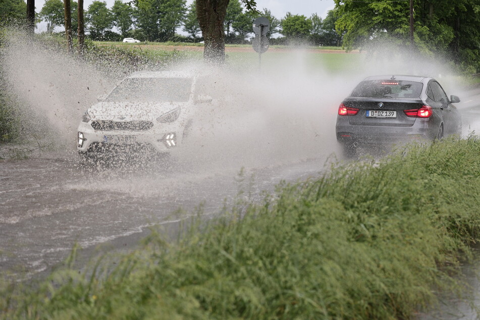 Starkregen ging am Nachmittag in^ Düsseldorf nieder und sorgte für überschwemmte Straßen.