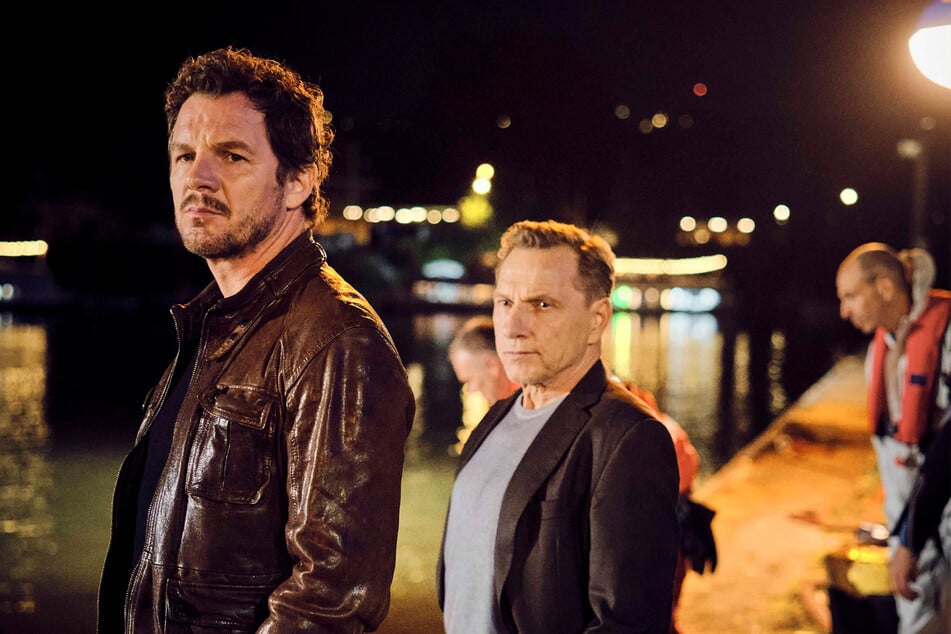 Sebastian Bootz (Felix Klare, 47, l.) und Thorsten Lannert (Richy Müller, 70) sind geschockt von der Szenerie, die sich ihnen am Neckar-Ufer bietet.