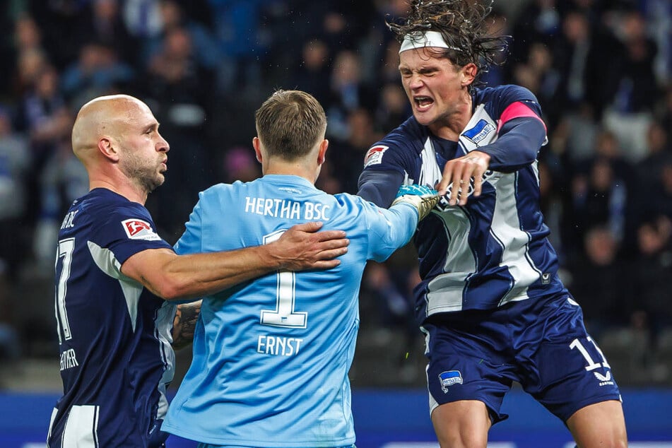 Toni Leistner (l.) und Fabian Reese (r.) feiern Keeper Tjark Ernst für seine Glanzparade, die den Blau-Weißen am Ende den Sieg gerettet hat.