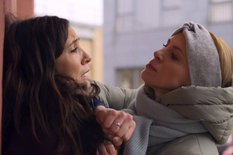 Zoe (r.) rastet aus und geht Laura an die Gurgel.