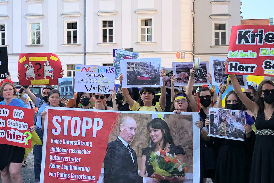 Gegner des russischen Einmarsches in die Ukraine protestieren gegen den russischen Präsidenten Putin und den Auftritt der Opernsängerin Anna Netrebko in Regensburg.