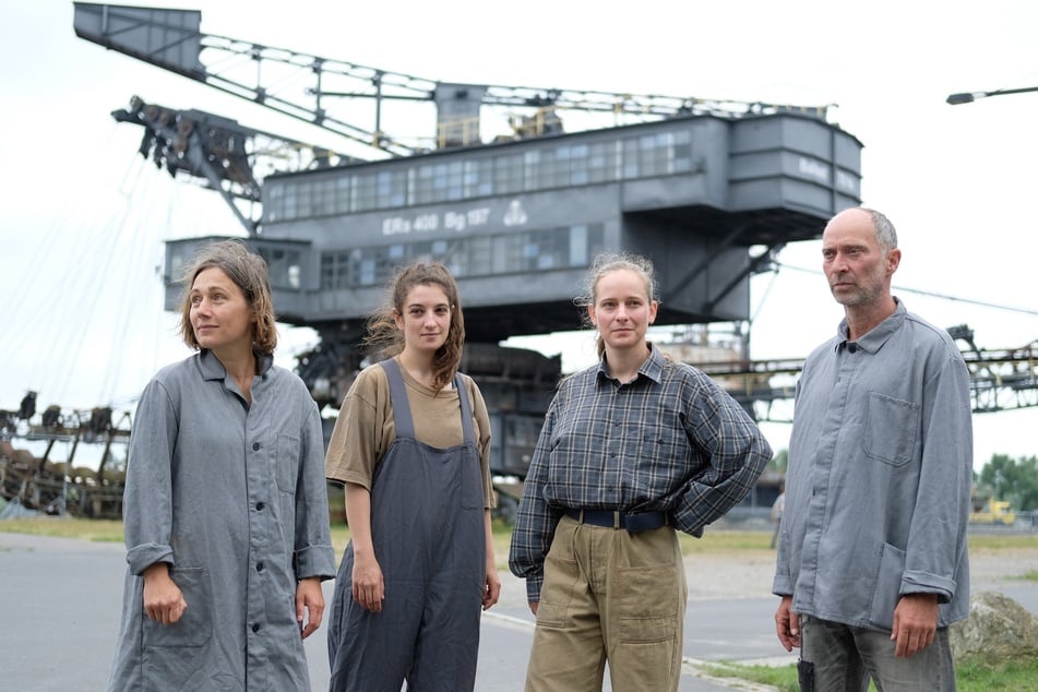 Die Schauspieler der Theatergruppe erzählen im Stück "Kohlezug" die Geschichte der Braunkohleförderung.