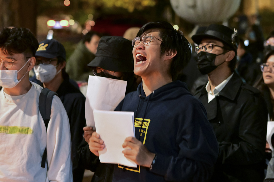 In Peking riefen die Demonstranten "Hebt den Lockdown auf" und "Wir wollen keine PCR-Tests, wir wollen Freiheit". Die weißen Blätter sind zum Symbol des Widerstandes und des Protests gegen die chinesische Zensur geworden.