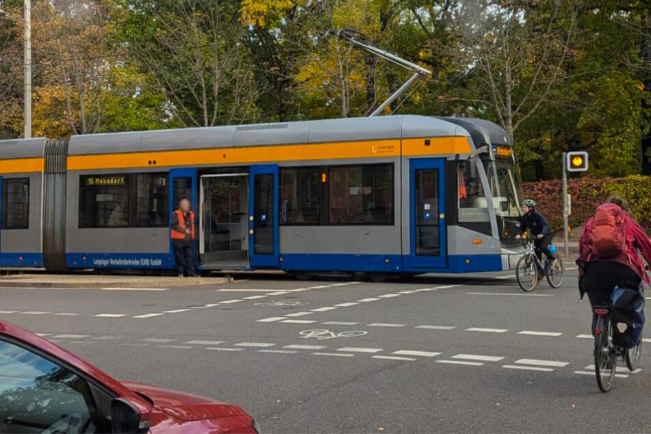 Der Fahrer (52) dieser Straßenbahn musste am Montagmorgen eine Gefahrenbremsung einlegen, durch die ein Fahrgast (92) verletzt wurde.