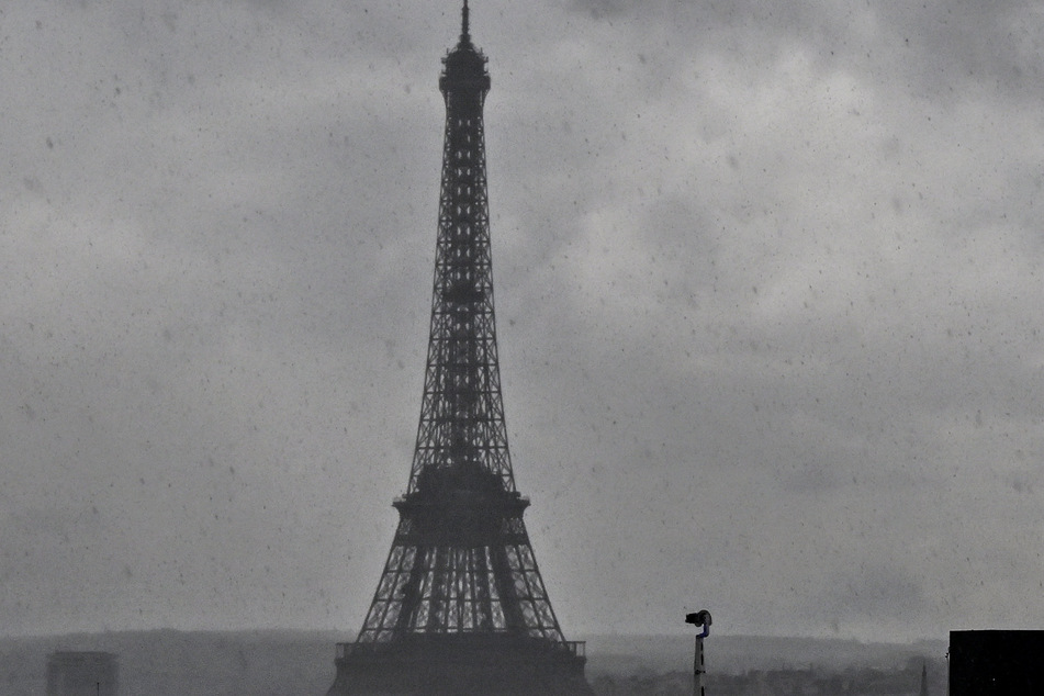 Nahe dem Eiffelturm: Touristin von mehreren Männern vergewaltigt?