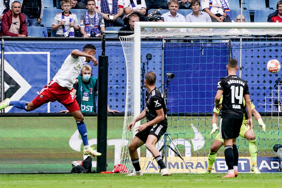 HSV-Stürmer Robert Glatzel (l.) kommt nach Flanke von Jonas Meffert frei zum Kopfball und erzielt das 1:1 gegen den 1. FC Nürnberg.