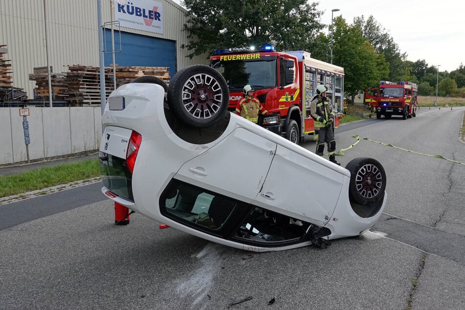 Infolge des Unfalls wurde mindestens eine Person verletzt.